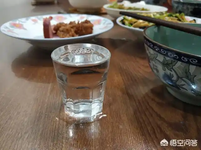 关于一个人独自喝酒是什么感受,我以自己为例,就说一说明天晚上我一个