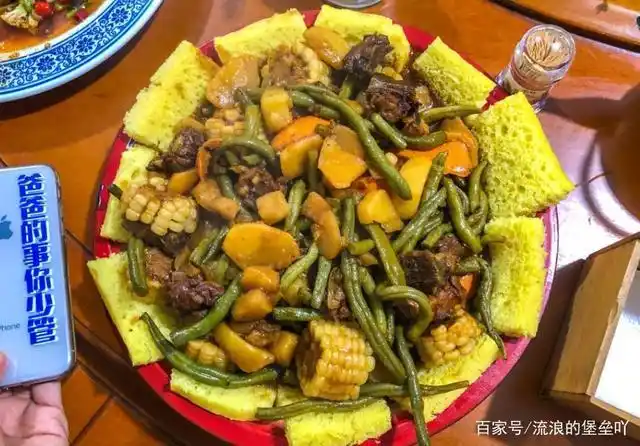 而东北人也是比较喜欢本地的这些特色菜,很多菜都有好几十年的历史了