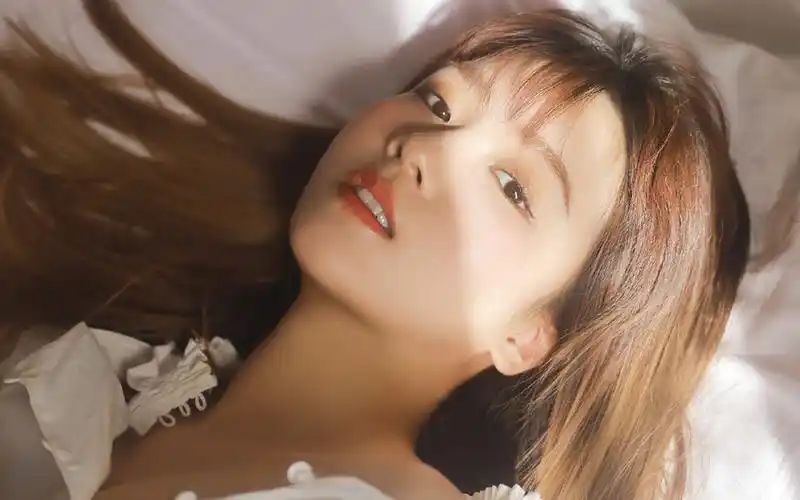 清纯美女朦胧光影高清桌面壁纸