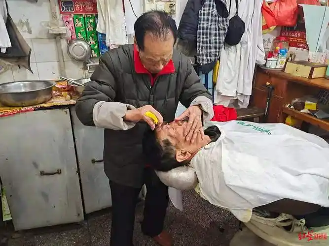 97岁剃头匠依然每天出工:银棍子刮眼睛,火夹子烫头发,几十年老顾客