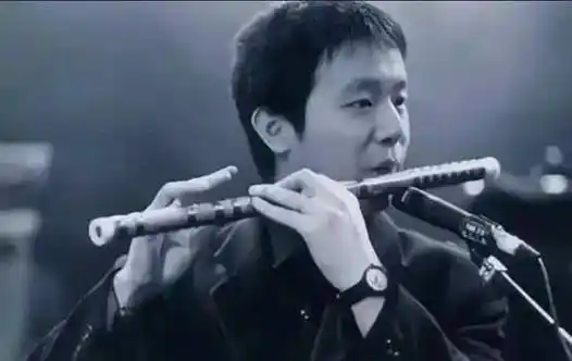 窦唯现身灵隐寺,身材发福,衣着随便,与前妻王菲相差太远了|歌曲|新歌