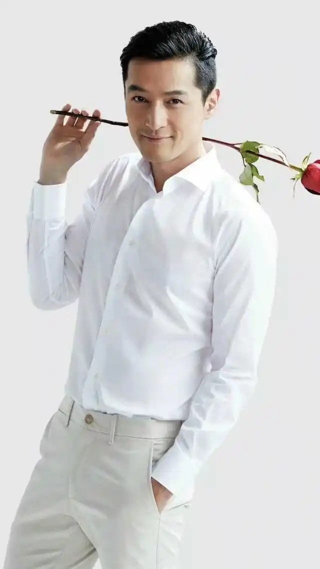 胡歌休闲生活照,男人味十足,现在依然单身,你愿意嫁给他吗?