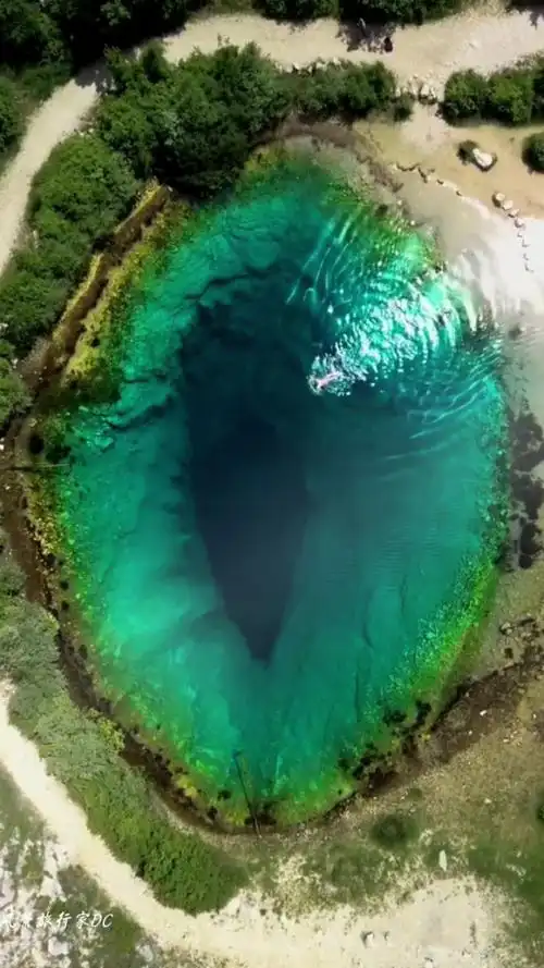 克罗地亚"地球之眼",又名"恶魔之眼"是一个深邃幽兰的喀斯特泉.