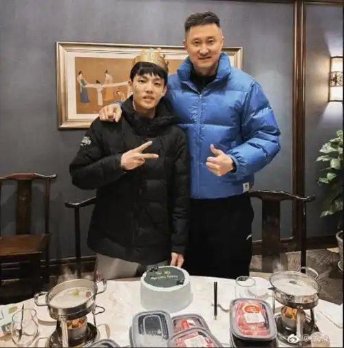 徐杰晒人家合照:大别墅意外曝光,23岁就成人生赢家 - 驰迅网