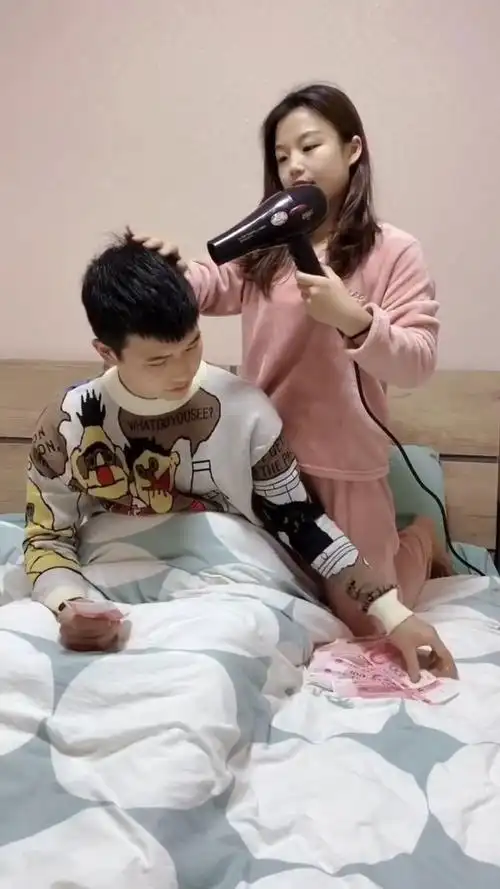 老公发工资了,帮他吹头发犒劳一下.