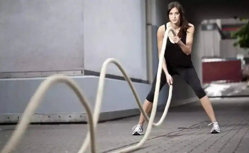 几年来健身房的新宠儿我们常常可以在健身房的角落看到一些人甩着绳子