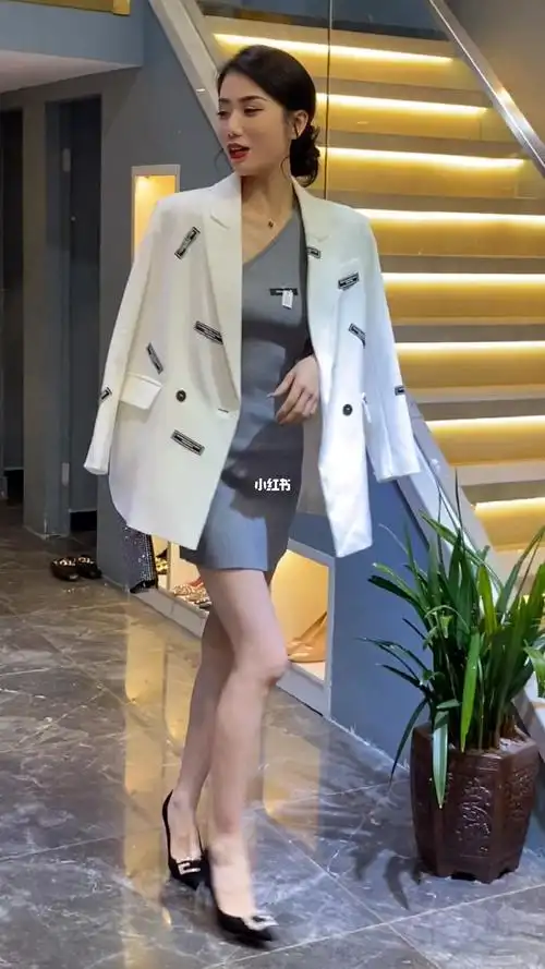 白色外套西装搭配气质裙好看吗