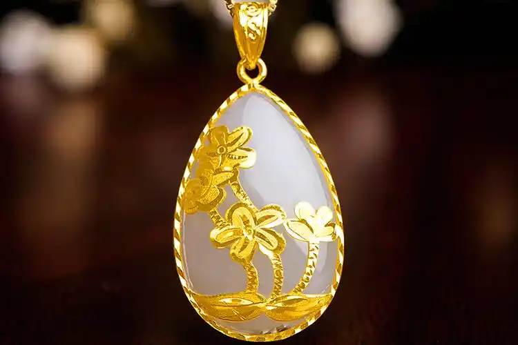 周六福珠宝足金和田玉清新花朵金镶玉吊坠_珠宝图片