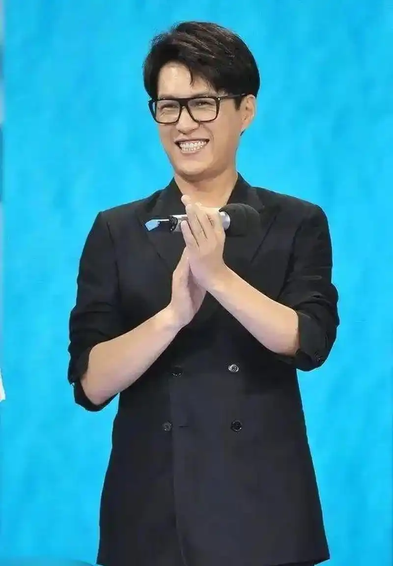 靳东穿黑色西装戴眼镜,帅气又斯文.