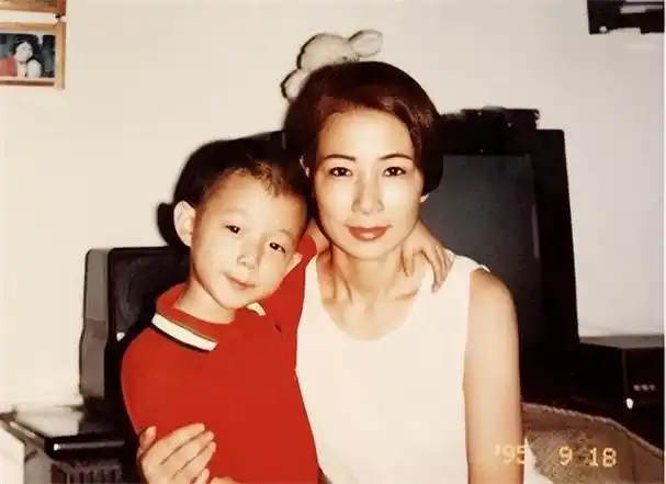 仲小萍与火风离婚后30年坚持不嫁陪伴儿子今儿子成她心病