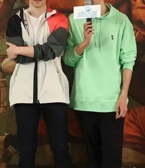 大家都知道魏大勋身高183cm,邓伦身高185cm,但是在最近俩人的同台中