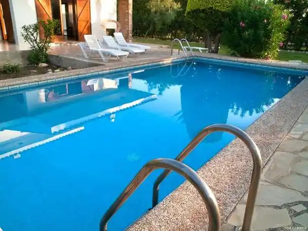 家庭游泳池清洗的方法