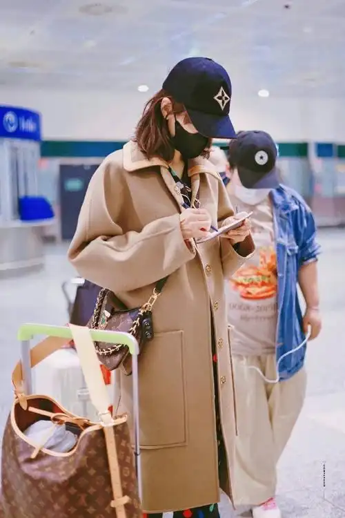 宋茜波点长裙米兰机场路透