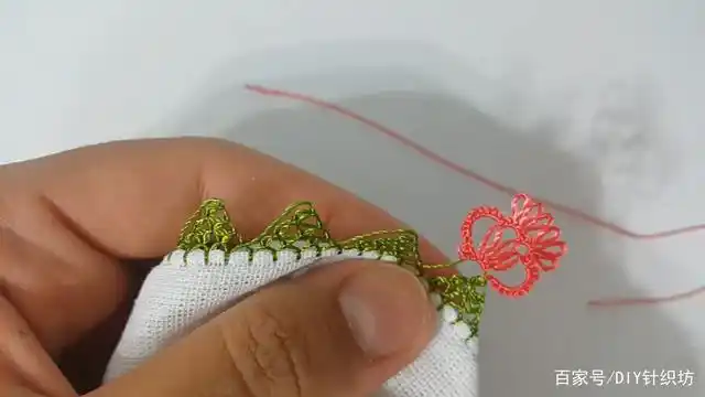 视频教程快速入口》》》》「手工锁边」简单花朵图案的锁边方法!