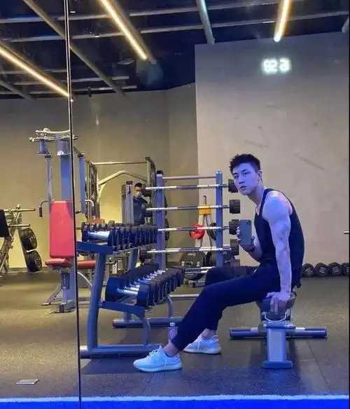 组图:90的健身小鲜肉,喜欢健身房自拍,颜值 身材,青春帅气!