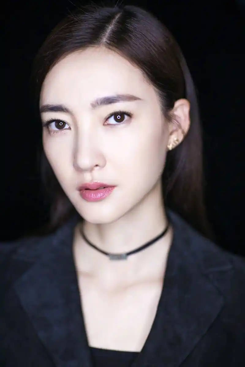 王丽坤风衣皮裙优雅活动写真图片 王丽坤图片