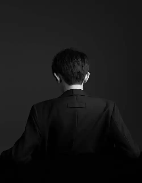 黑白风格下源哥成熟又帅气,直角肩背影更是十分优越,源哥真是怎么拍