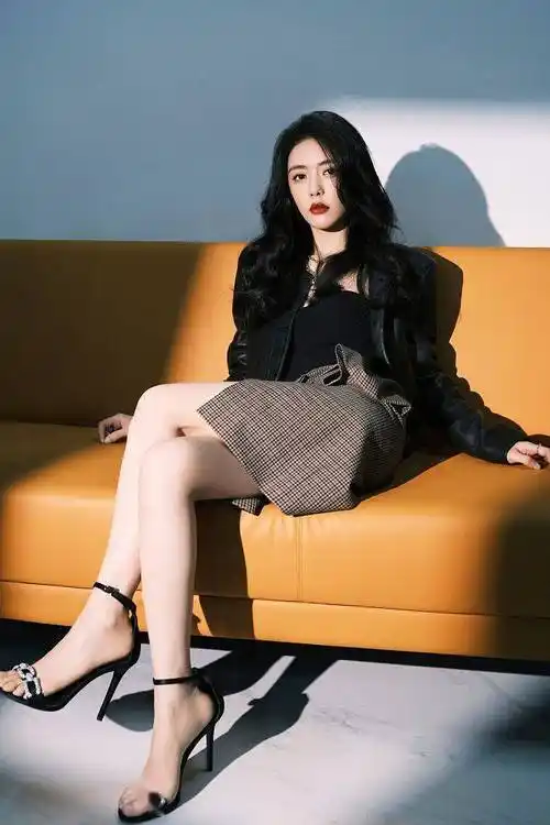 限定份暗黑系御姐蔡文静现身湖南卫视招商会卷发红唇成熟美艳