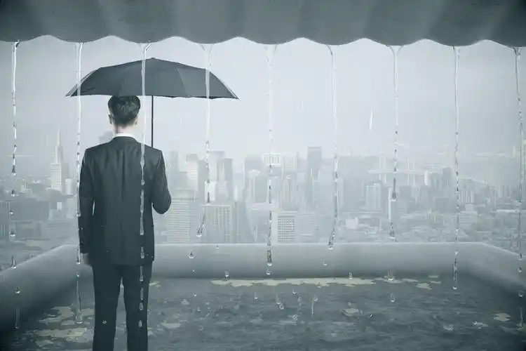 一个在雨中打伞的男人