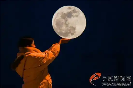 求一张图片 夜晚手捧大圆月亮的人物创意图片