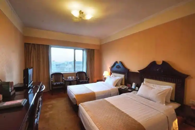 泰山温泉城门票2张(含水世界) 泰安华侨大厦住宿1晚_同程旅游周蔽游