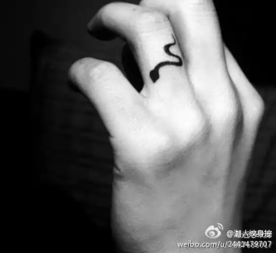 手指上的蛇简单又好看喜欢纹身
