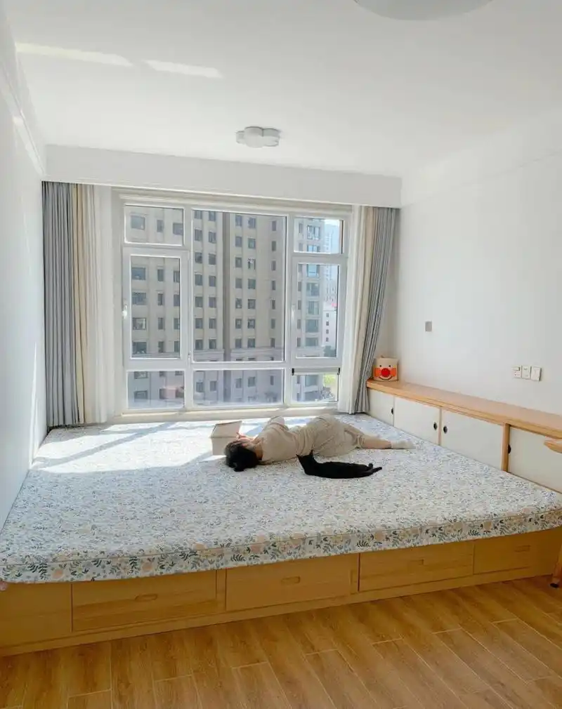 主卧室有个3米的大炕,很好睡,好多姐妹问,你家榻榻米屋多大啊?