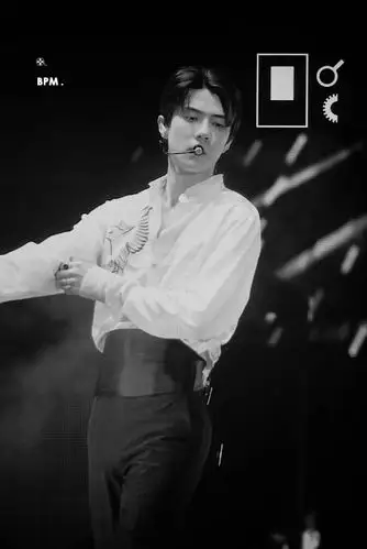 白衬衣腰封跳舞的吴世勋值得我单独发帖,我磕头.