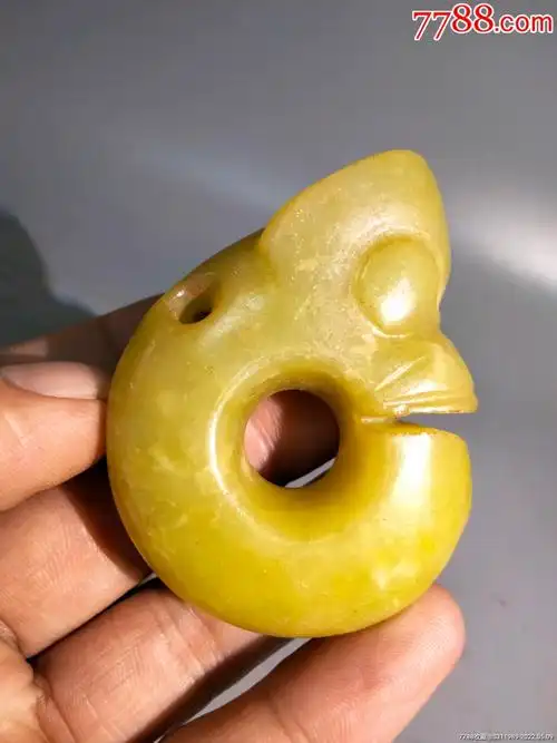 内蒙收的黄玉玉猪龙风化明显包浆沁入骨红山文化