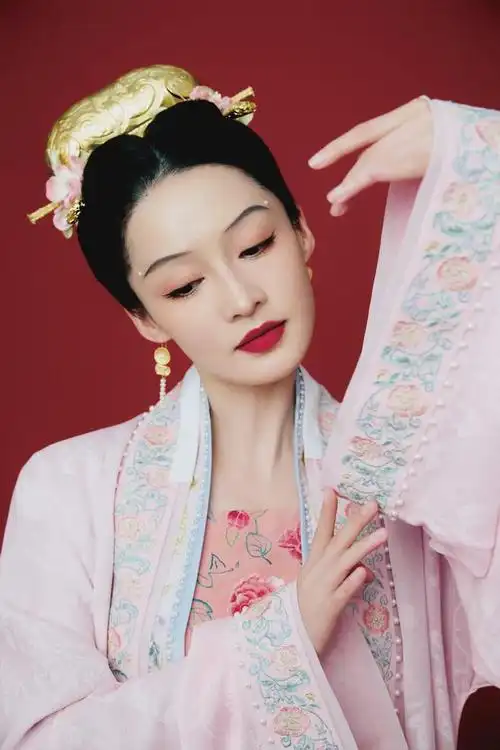 李沁春晚古装造型高清图来袭浓妆淡抹总相宜和气质达成一致