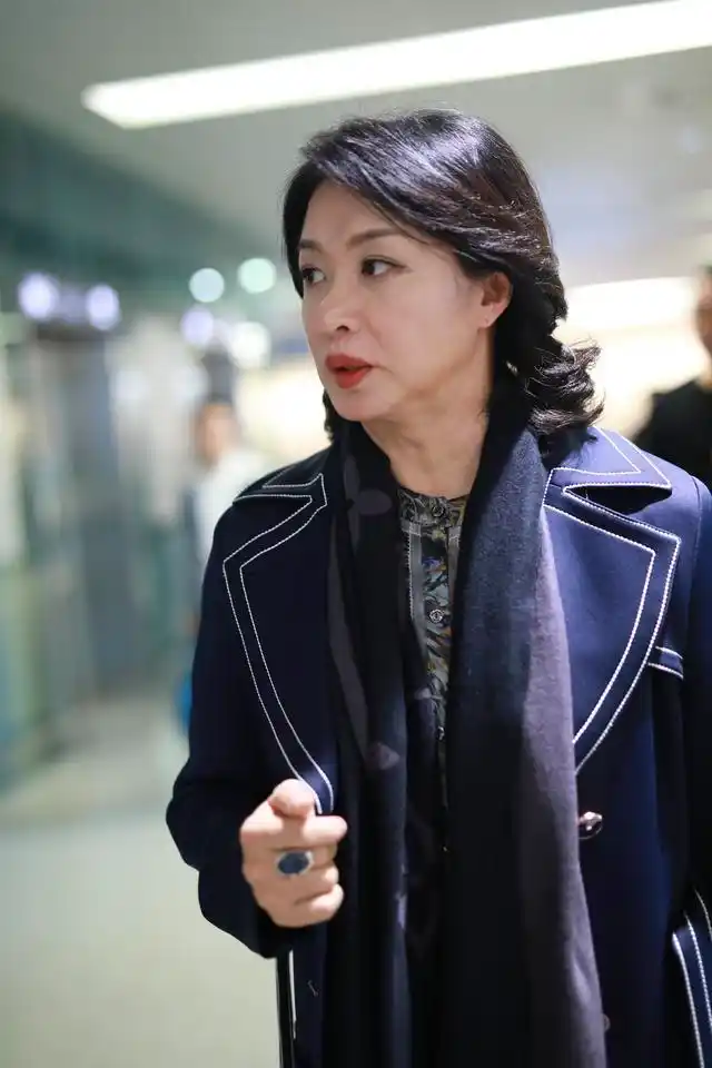 原创51岁金星近照皮肤松弛,网友:喉结凸出男性化十足