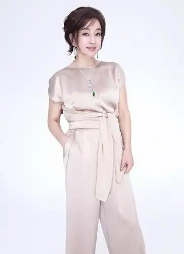 刘晓庆身材真好,穿一袭连体裤,尽显女性风采