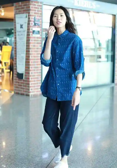 原创超模刘雯真会穿,一件蓝色衬衫搭配牛仔裤走机场,意外高级又时髦