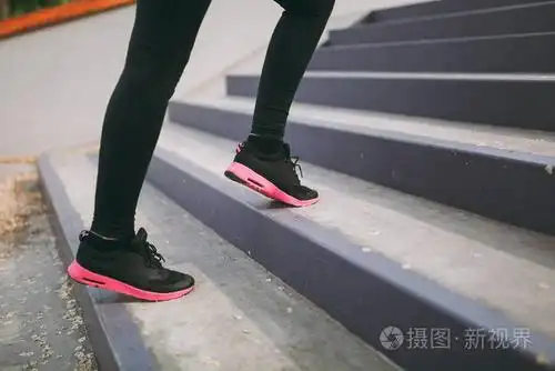 在运动服,黑色和粉红色的运动鞋上, 在户外运动, 爬楼梯的女人腿的