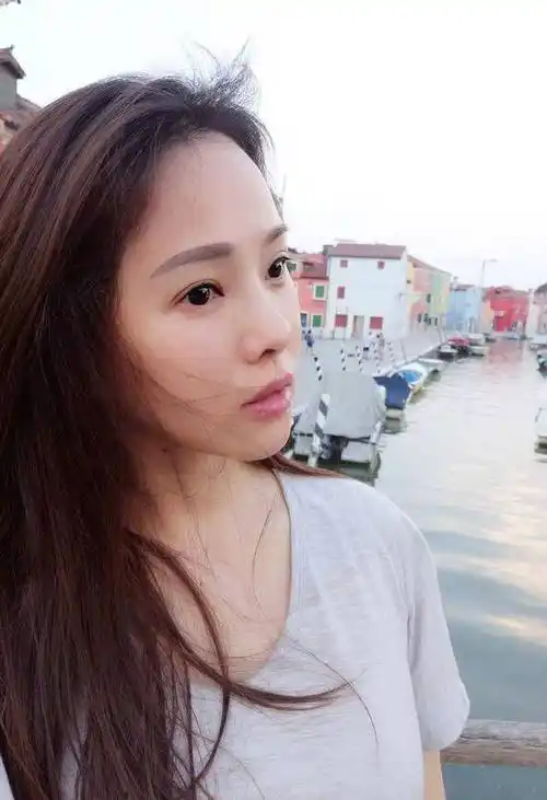 49岁伊能静素颜血拼老态尽现,但是不耽误她和老公秀恩爱