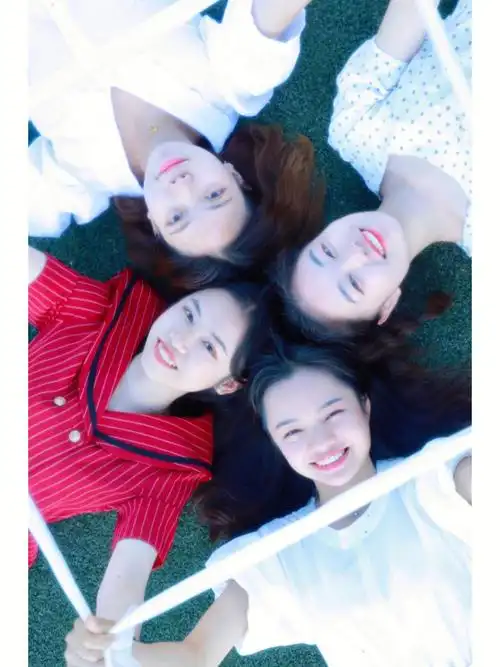 四人易拍姿势毕业照简单创意毕业照