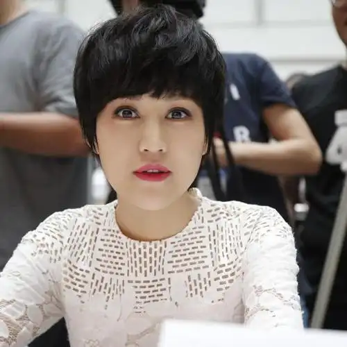 陆毅妻子亮相活动42岁鲍蕾容颜变化大差点都认不出了