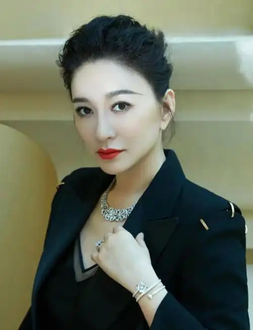 出道7年,搭档黄渤,周迅,张译,闫妮,姚晨,她算"资源咖"吗