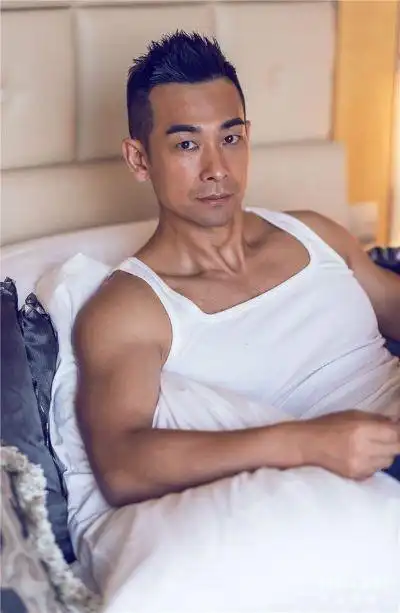 47岁赵文卓辅导儿子写作业俩人反应截然不同小寸头萌态十足