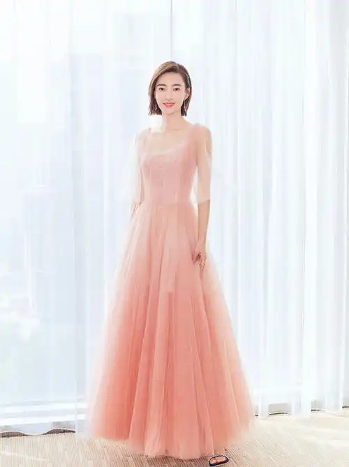 坤虫们,你们要的王丽坤穿搭解析来喽,粉色礼服好可爱!