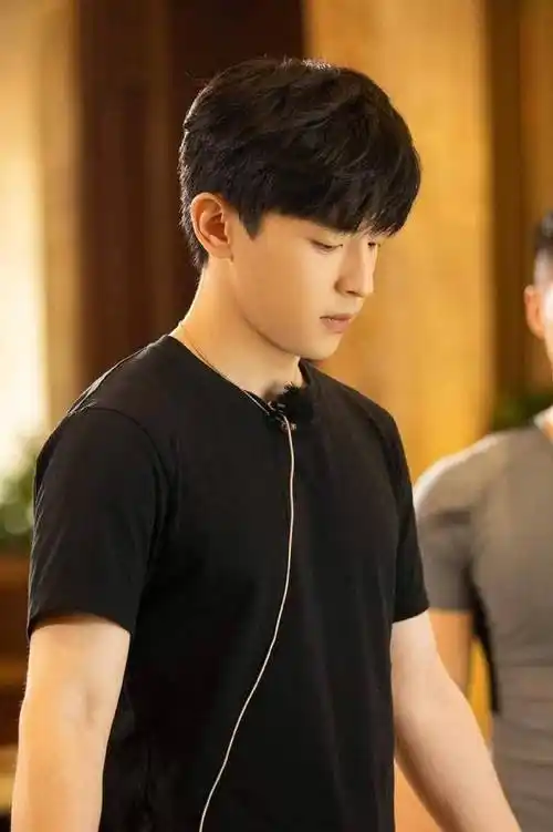 "封杀"不到3年,再看邓伦如今的处境,他很可恨,但也很可悲_金晨_徐晓璐