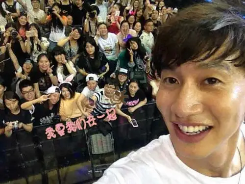 李光洙用粉丝的手机拍的自拍照,==羡慕