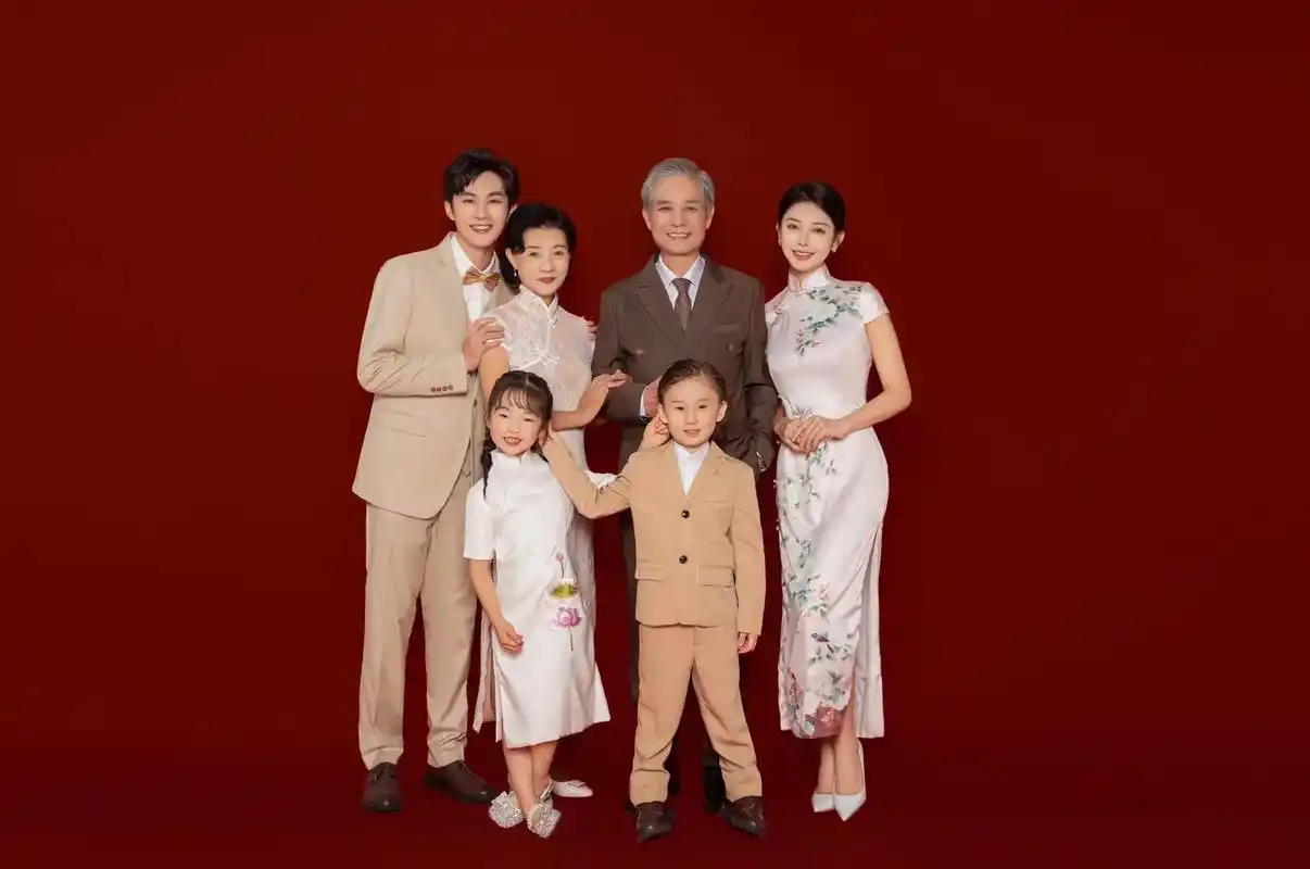 飞乐时全家福.多点爱心,家庭温馨,阖家欢欣;多点付出,家庭和 - 抖音