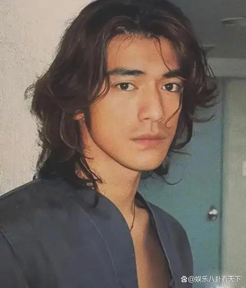 曾经港台有很多男明星喜欢以长发形象示人,比如以帅气出圈的郑伊健