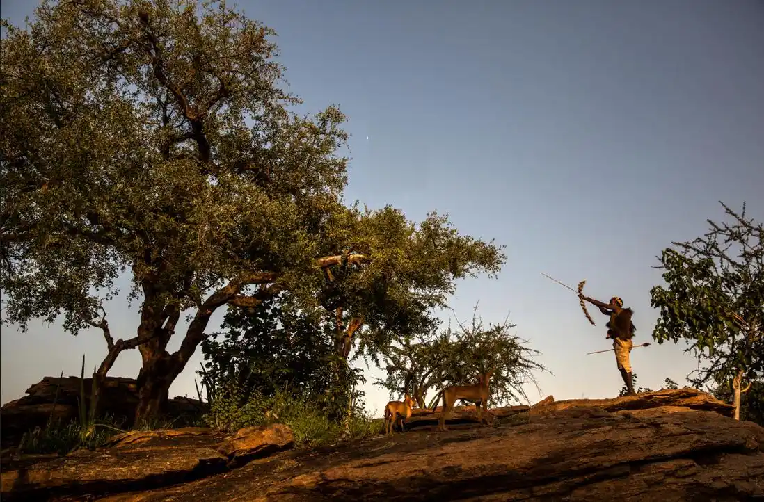 地球上最后以狩猎为生的原始部落 狗是战斗伙伴