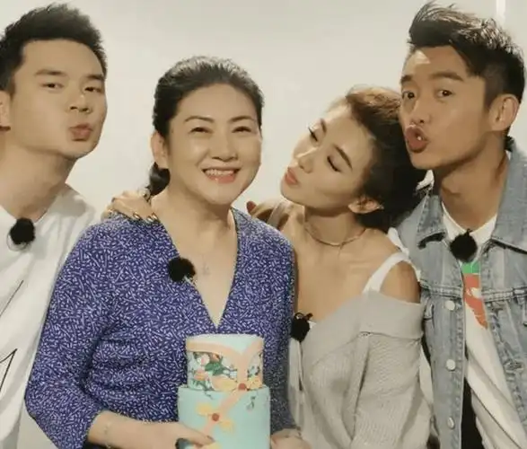 程晓玥晒女儿正脸萌照,老公家庭背景曝光,远优于前任郑恺_生活_妈妈