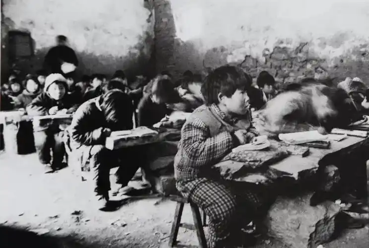 大荒村小学学生用石板当课桌山里的孩子享受到现代化的教育原张庄乡东