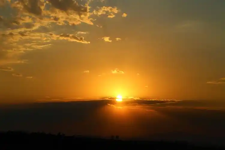 夕阳笼罩的天空5120x3200分辨率查看