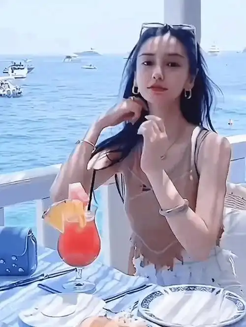 angelababy穿比基尼跳海,展现火辣身材,让人无法抗拒!