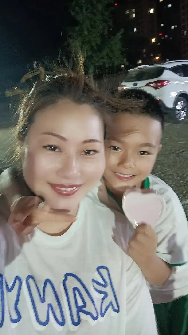 我们娘俩只有照片能记录这份珍贵